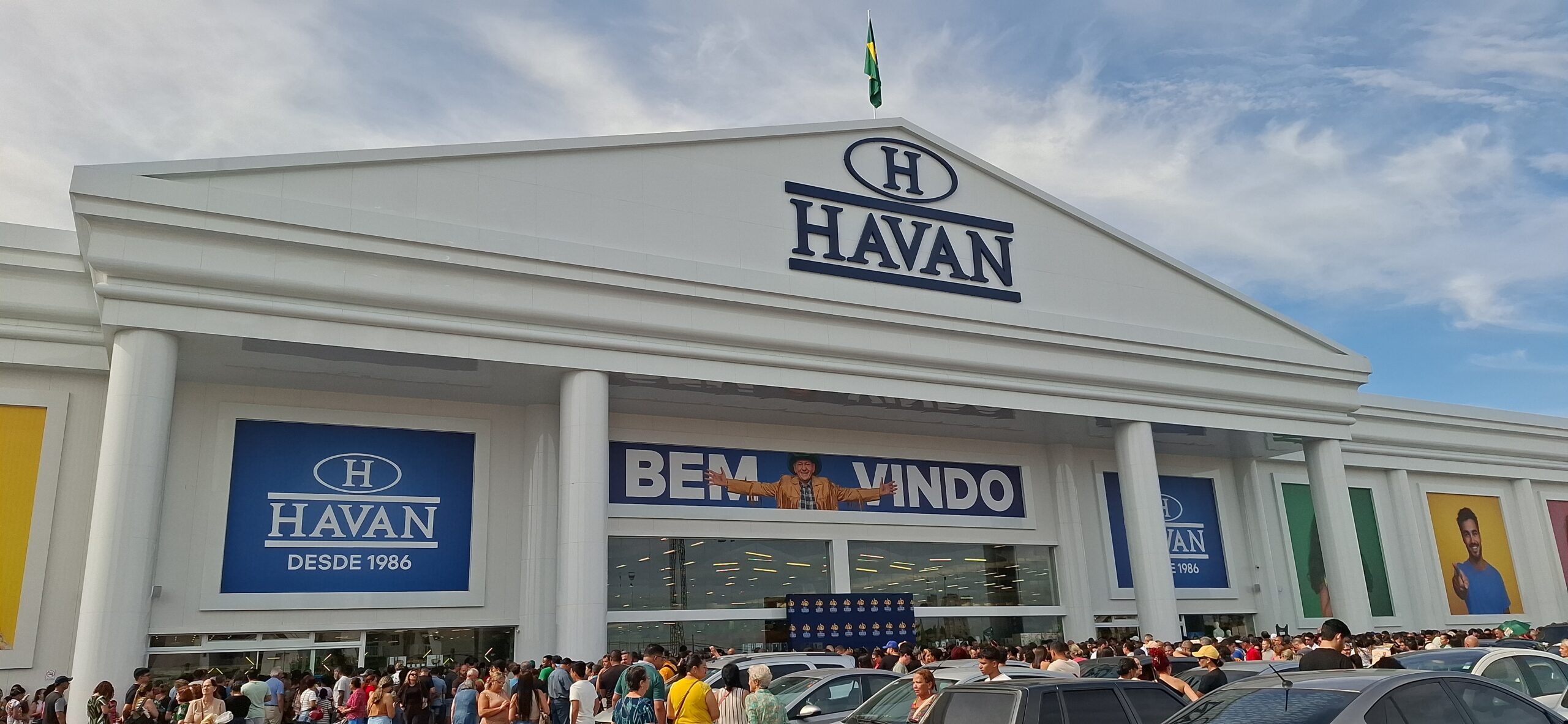Luciano Hang inaugura primeira Havan de Goiânia