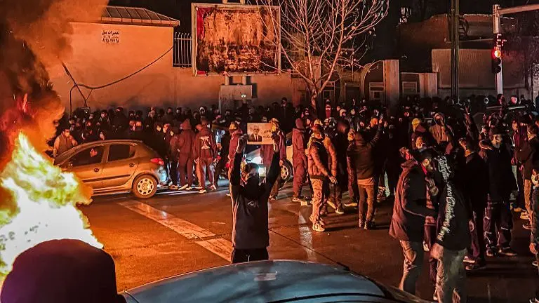 Número de mortos em protestos no Irã se aproxima de 2 mil, segundo autoridade local