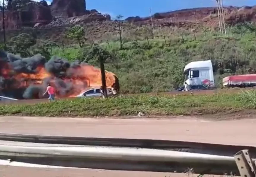 Ônibus de turismo pega fogo e anda sozinho na BR-381, na Serra de Igarapé