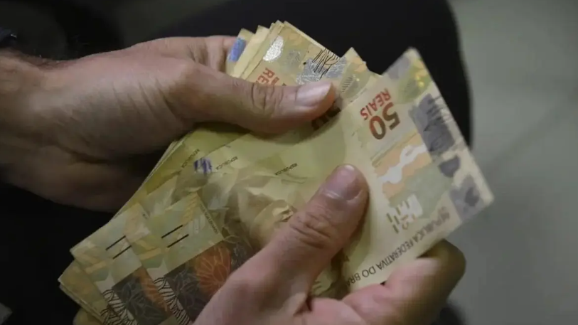 Salário mínimo sobe para R$ 1.621 e redefine benefícios em 2026