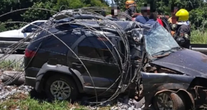 Motorista morre após carro sair da pista e atingir poste na GO-020, em Bela Vista