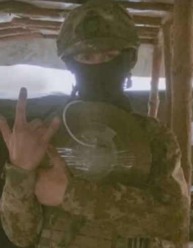 Voluntário goiano morto na guerra da Ucrânia é sepultado na Europa