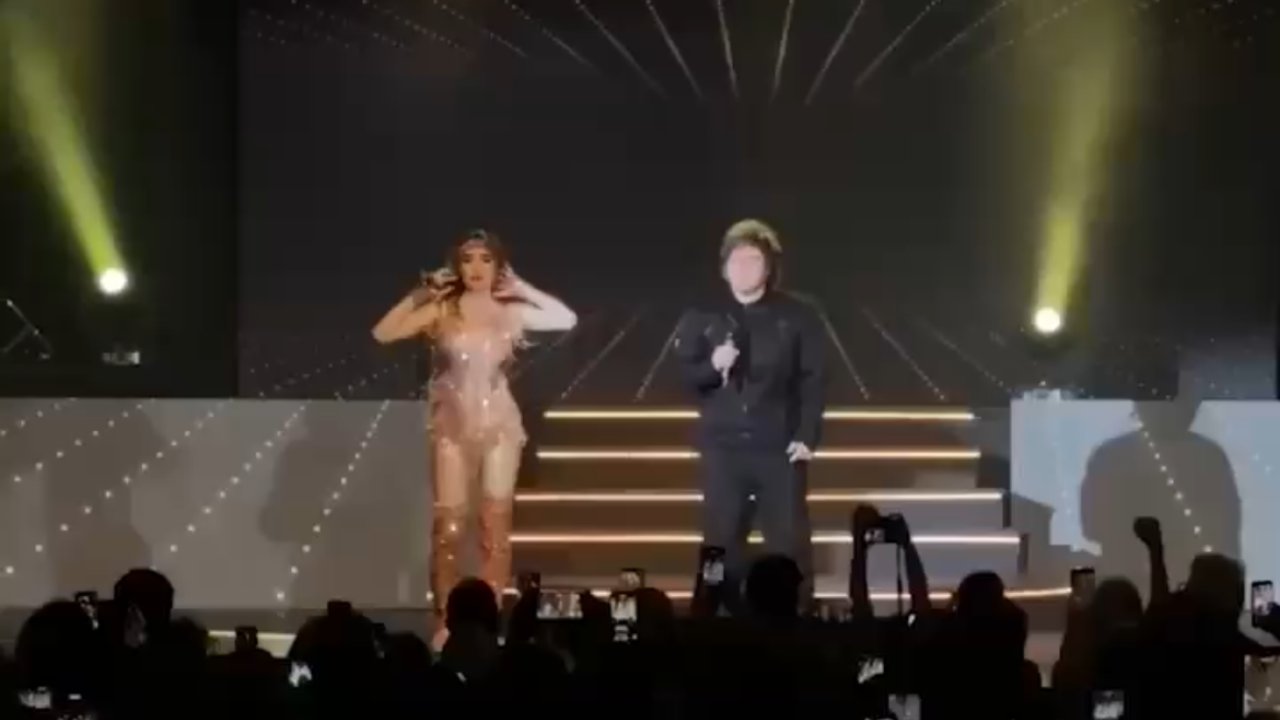Vídeo: Milei sobe ao palco com ex-namorada e canta em show teatral na Argentina