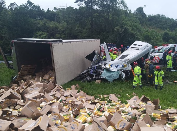Seis morrem e 16 ficam feridos após carreta atingir van na BR-116 no Paraná