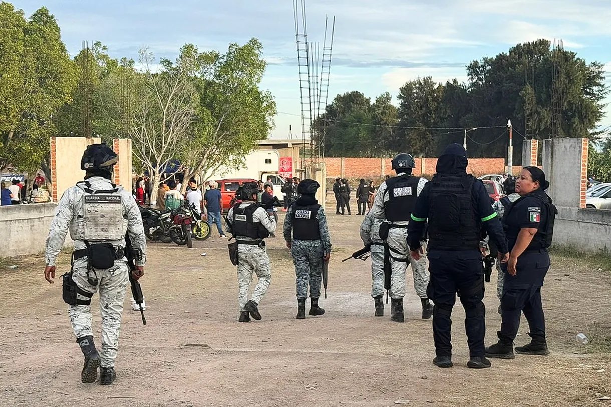 Ataque a tiros deixa 11 mortos em campo de futebol no México