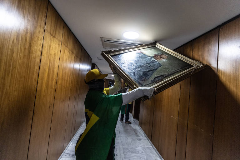 Fragmentos de obras vandalizadas no 8 de Janeiro são transformados em arte