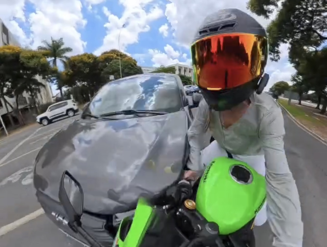 Motociclista é arremessada após carro invadir três faixas