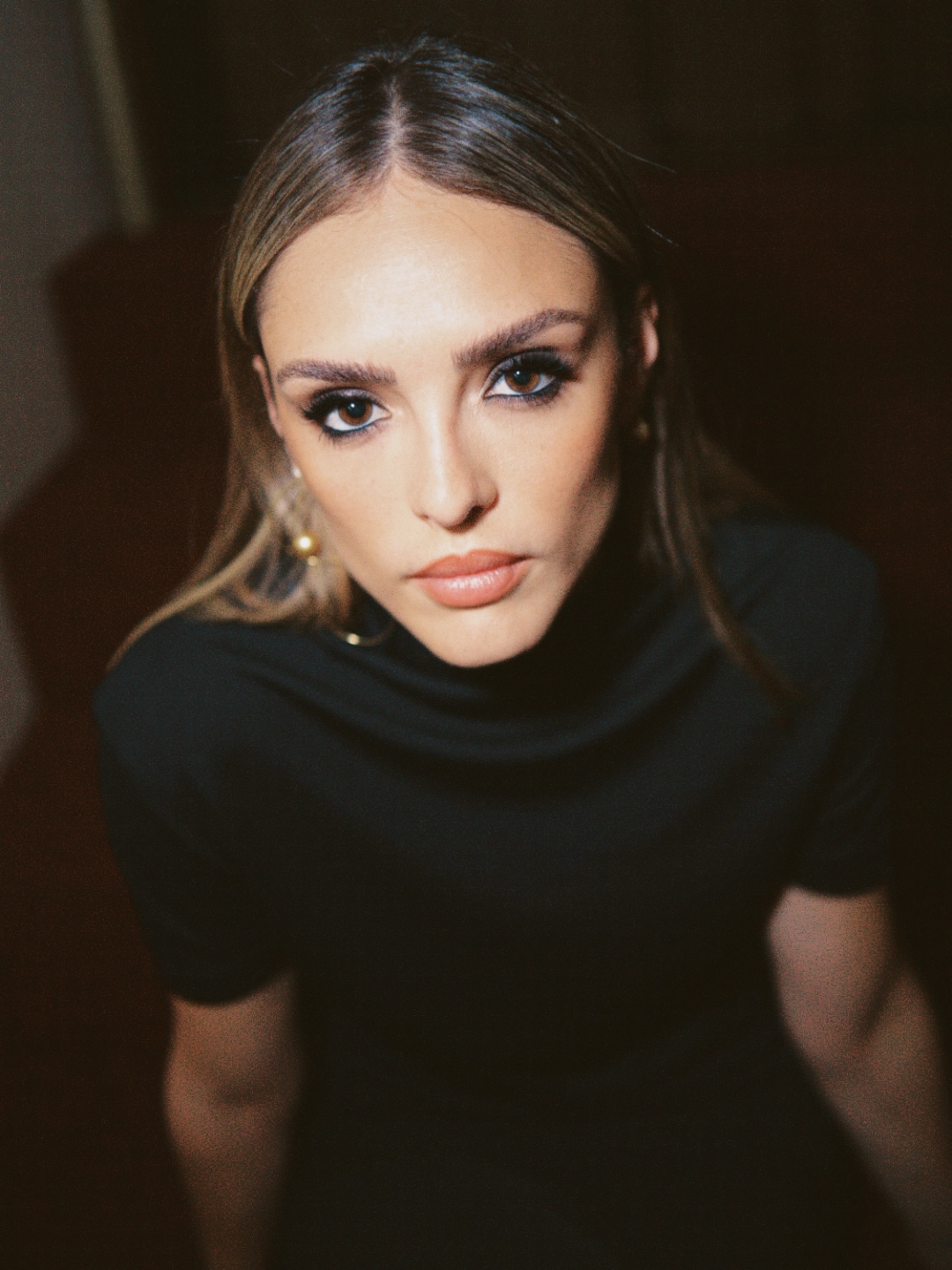 Isabelle Drummond aparece elegante na estreia de ‘Coração Acelerado’ em Goiânia