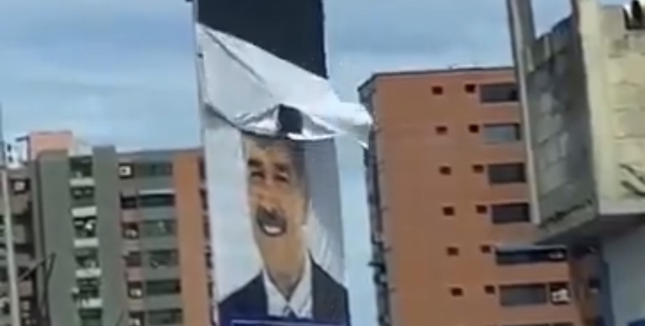 Cidadãos removem símbolos de Maduro na Venezuela e comemoram após captura do líder