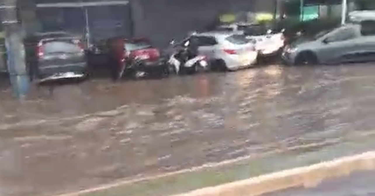 Avenida Perimetral em Goiânia fica submersa após fortes chuvas