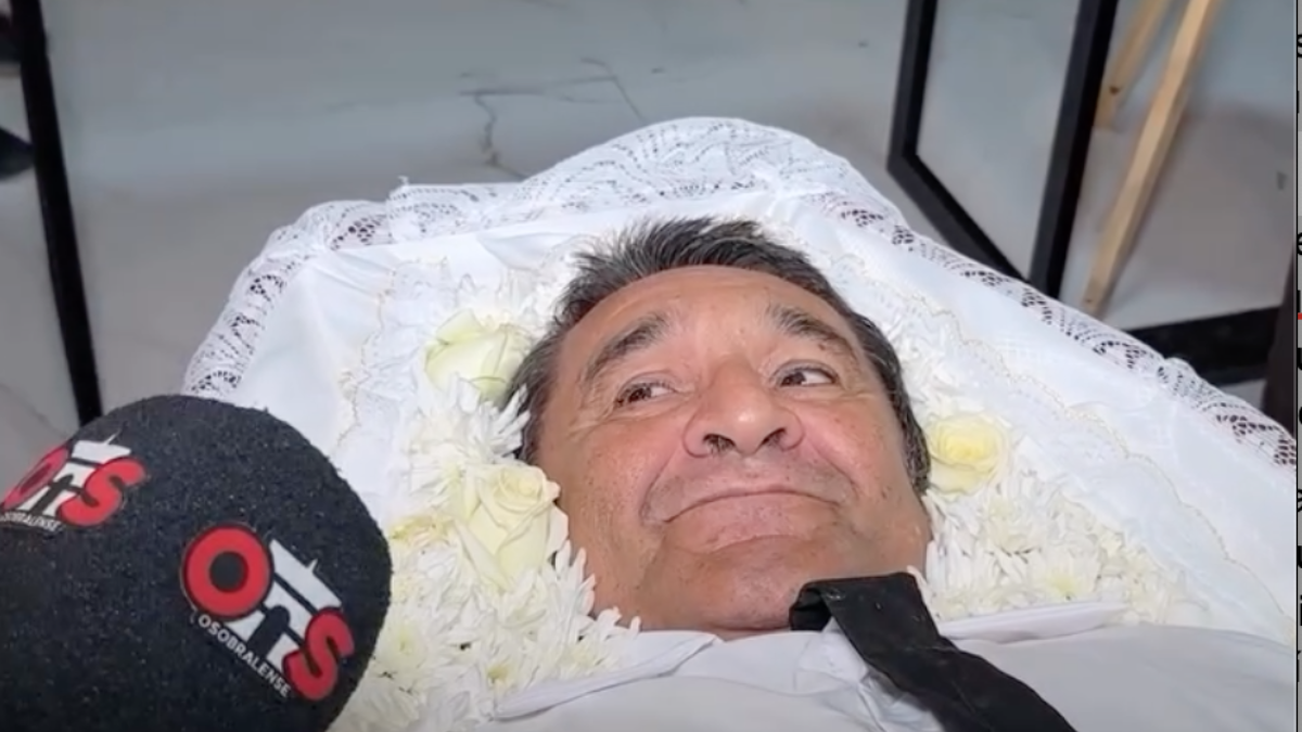 Homem realiza desejo de ser velado ainda vivo em cerimônia simbólica com familiares e amigos