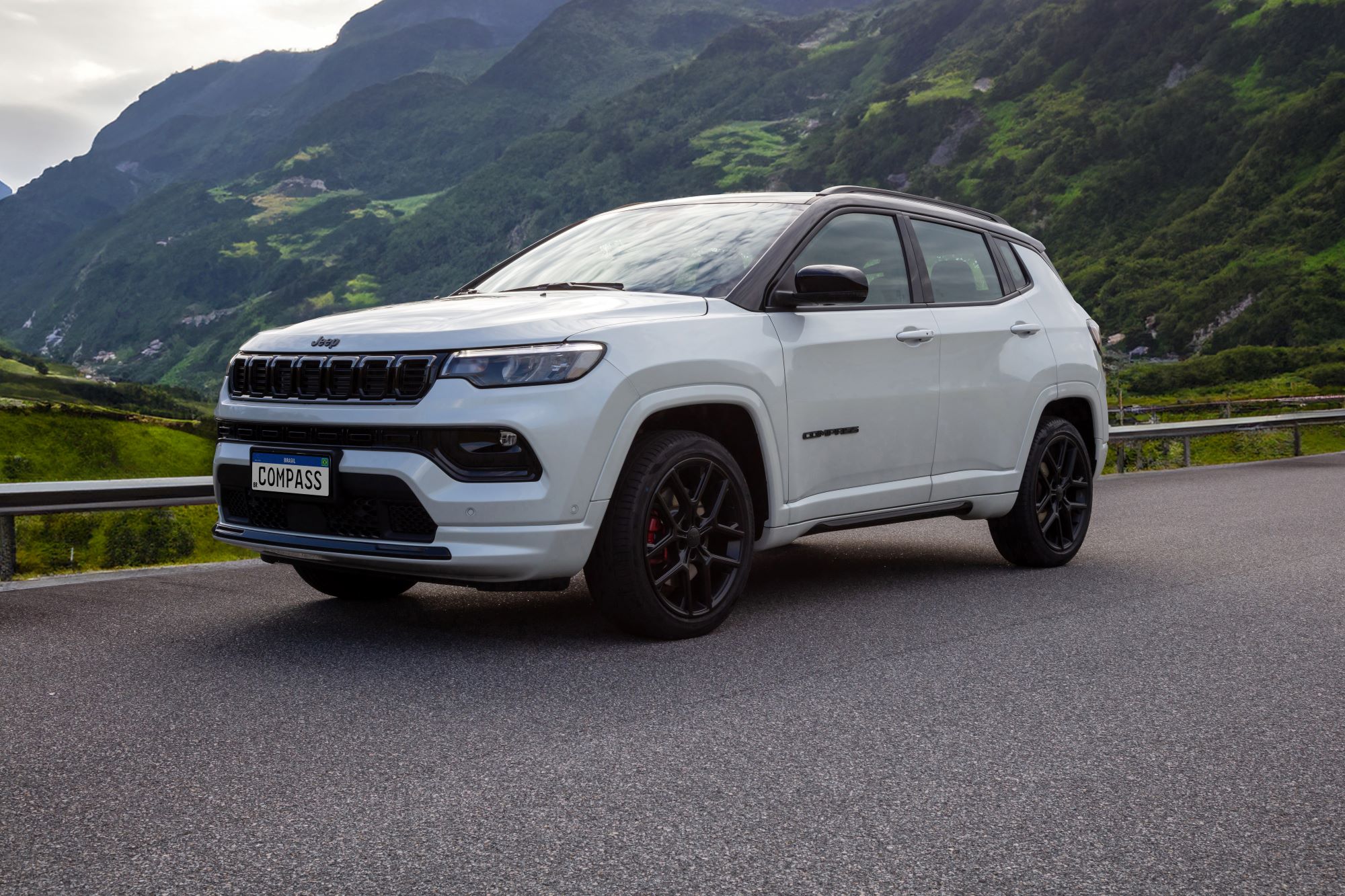 Jeep Compass Blackhawk ganha novo motor Hurricane 2.0 Turboflex por R$ 274.290