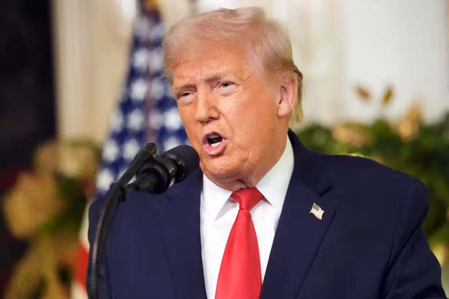 Avião de Donald Trump apresenta falha técnica durante o voo e retorna a base