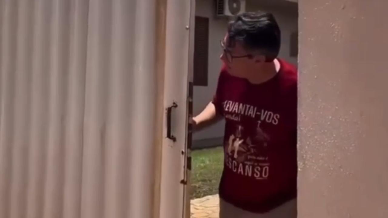 Vídeo: Pastor é surpreendido por fiéis com almoço comunitário pronto em casa