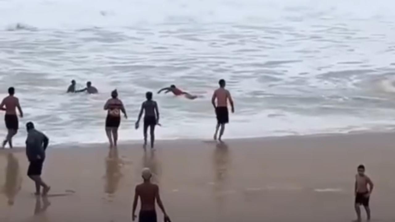 Vídeo: Guarda-vidas resgata menino arrastado por mar agitado em praia