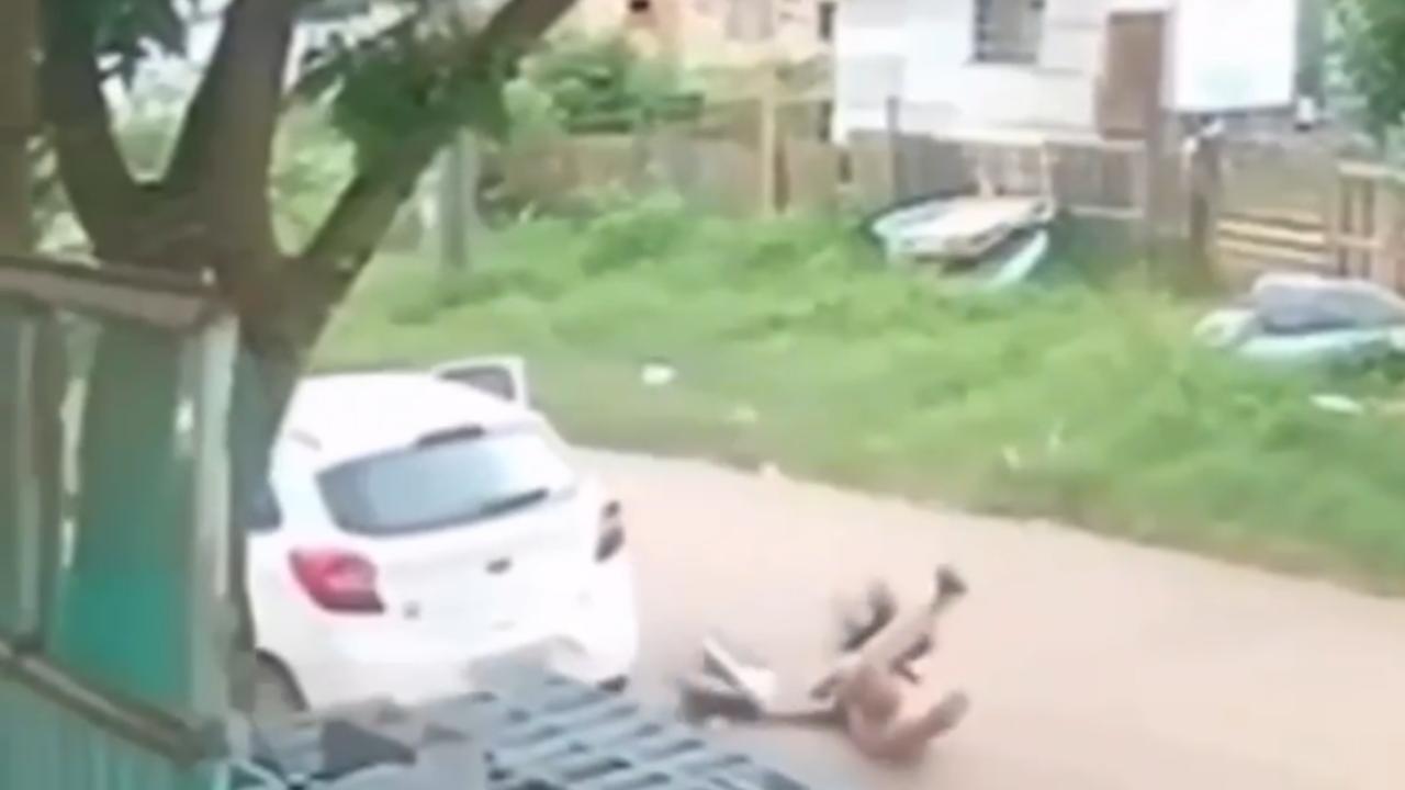 Vídeo: Motorista de aplicativo arrasta e fere jovem após briga por troco em Goiânia