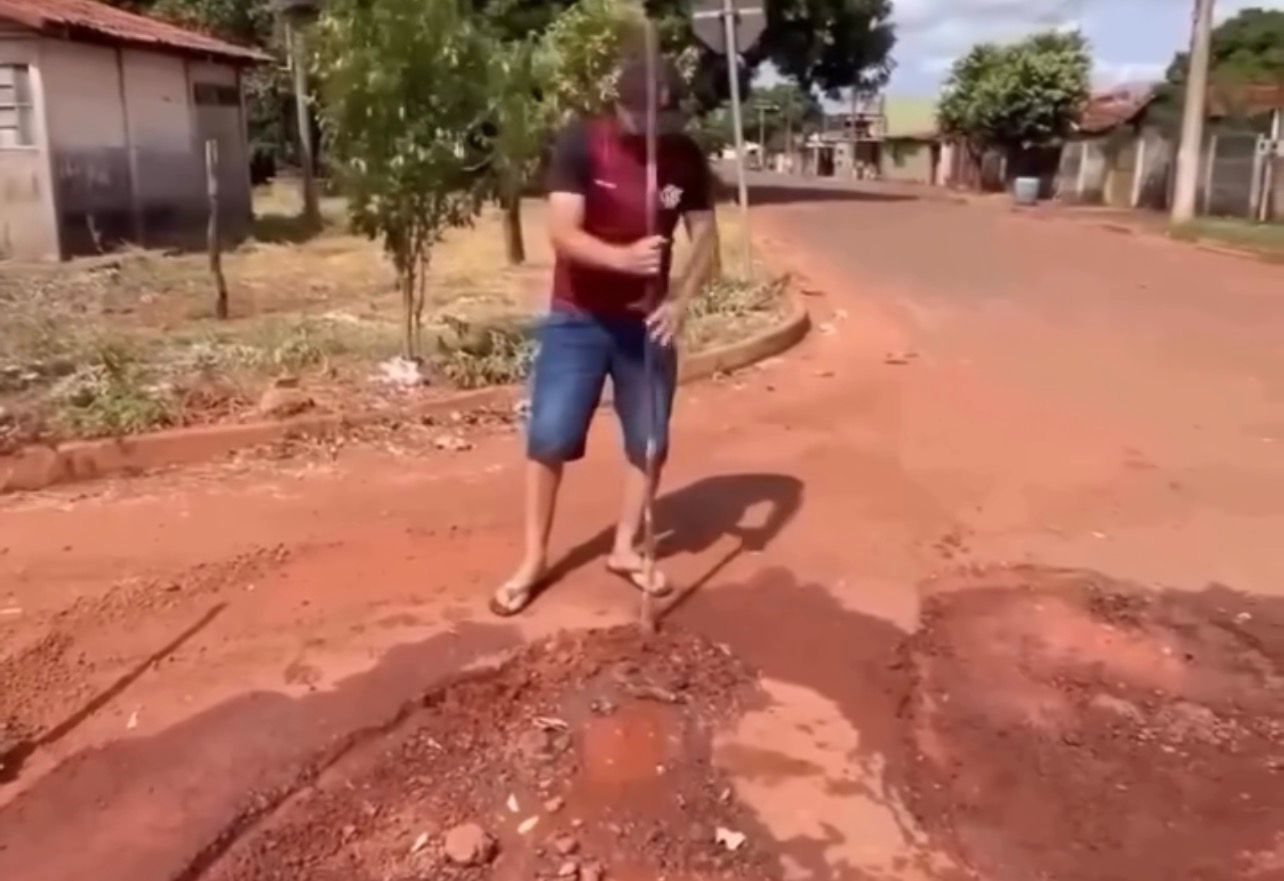 Morador conserta buraco na rua em São Miguel do Araguaia após falta de poder público