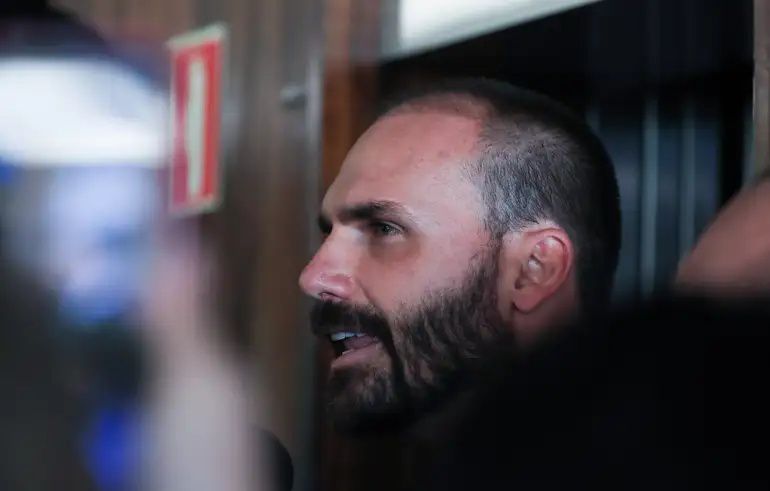 Polícia Federal determina retorno imediato de Eduardo Bolsonaro ao cargo de escrivão