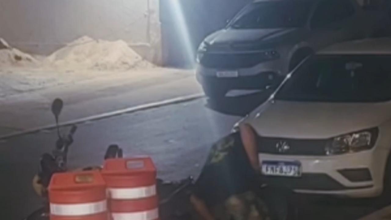 Vídeo: homem bêbado danifica veículos e tenta invadir condomínio em Goiânia
