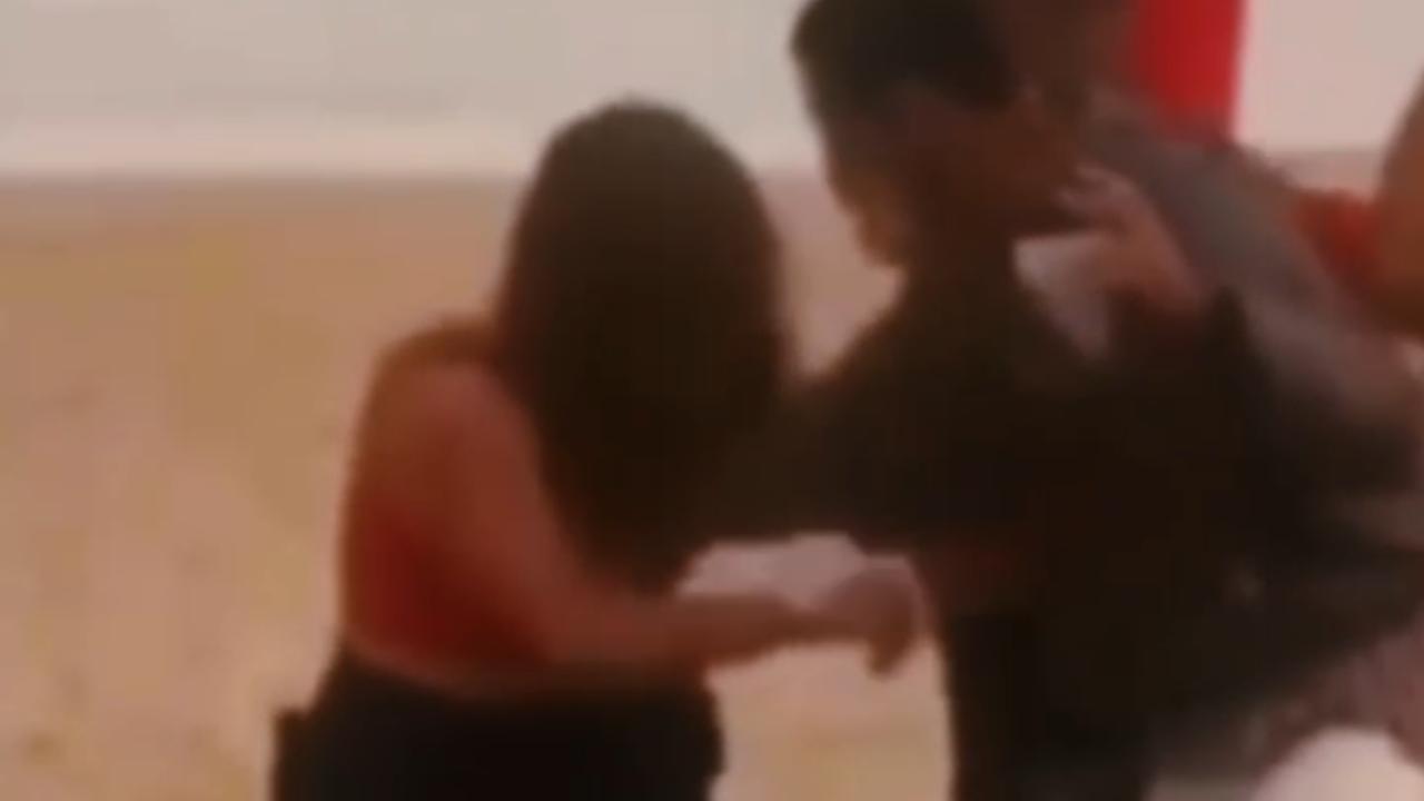 Vídeo: jovem é agredido por grupo em praia e agressores são identificados pela polícia