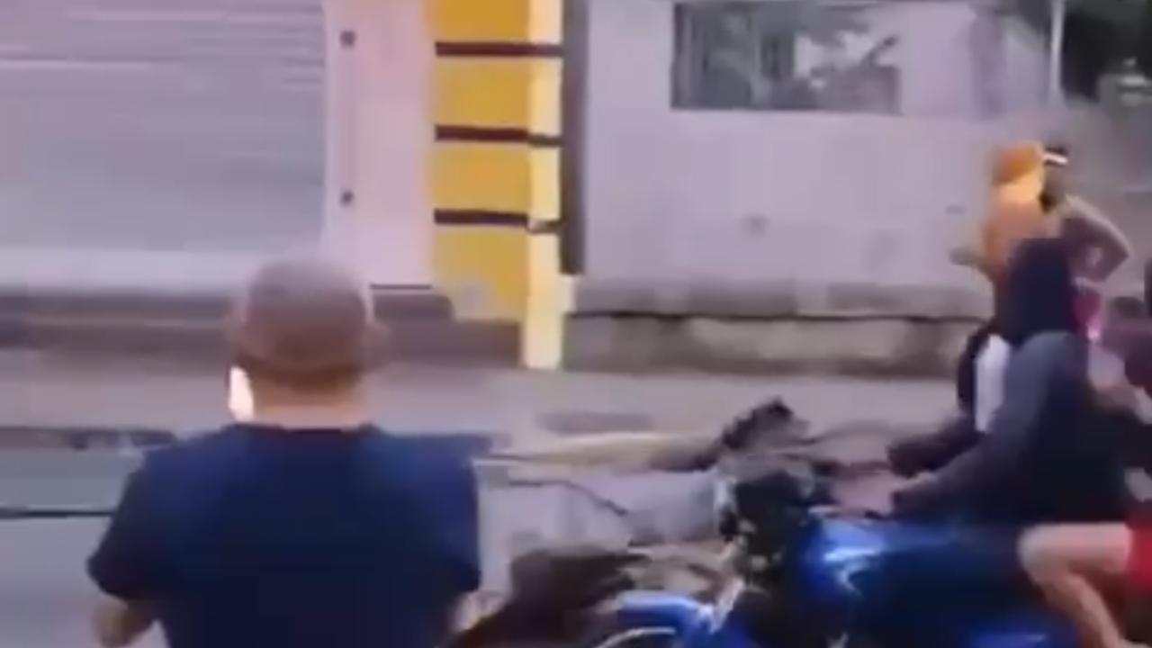 Vídeo: moradores arrancam estátua de Hugo Chávez e a arrastam na Venezuela