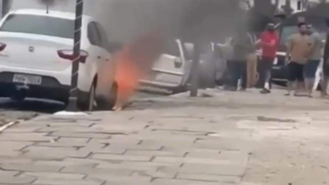 Vídeo: carro pega fogo em região central de Pirenópolis; bombeiros controlam incêndio