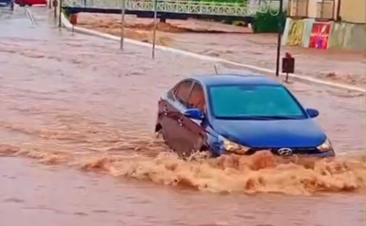 Rio Vermelho transborda na Cidade de Goiás após chuvas intensas
