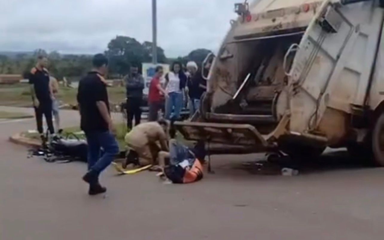 Acidente entre moto e caminhão de lixo grave em Jardim Curitiba