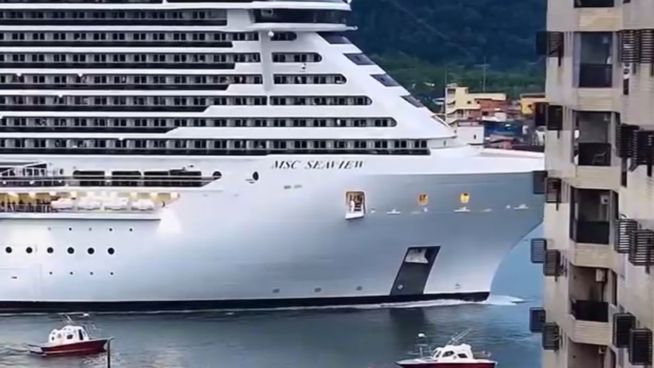 Vídeo: Navio enorme passa a poucos metros de carros parados no semáforo