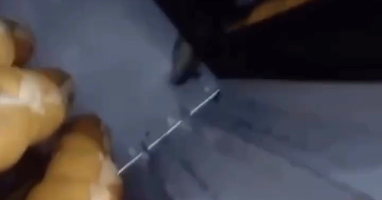 Proprietário de supermercado é preso após vídeo mostrar rato sobre pães para venda