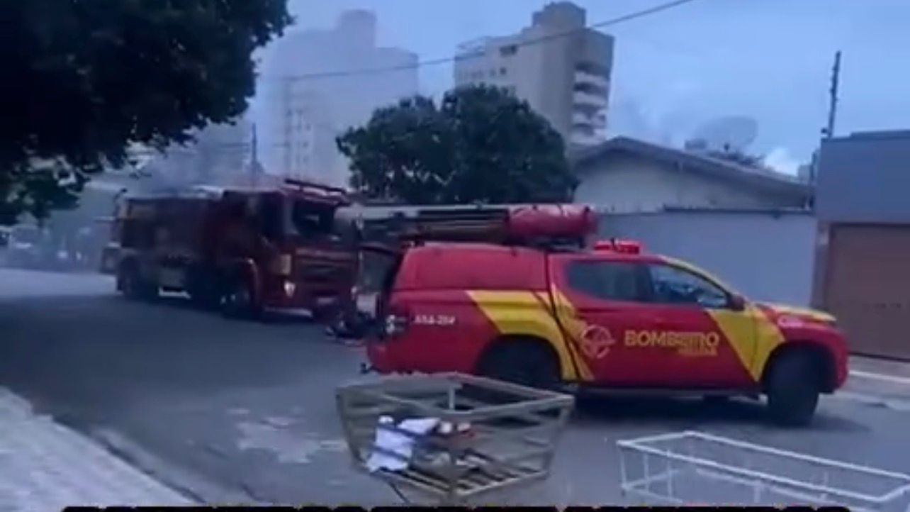 Bombeiros combatem incêndio em kitnets no setor Nova Suíça em Goiânia