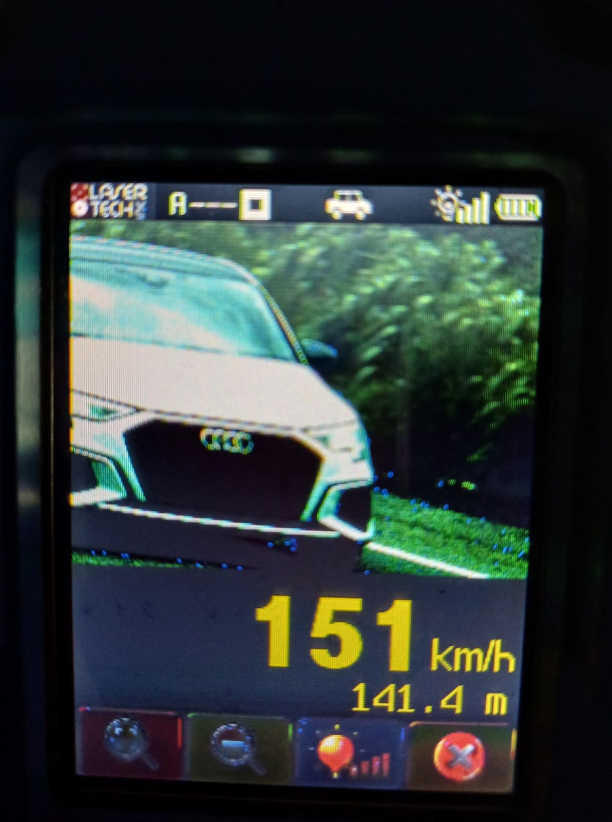 Motorista flagrado a 151 km/h é preso em flagrante