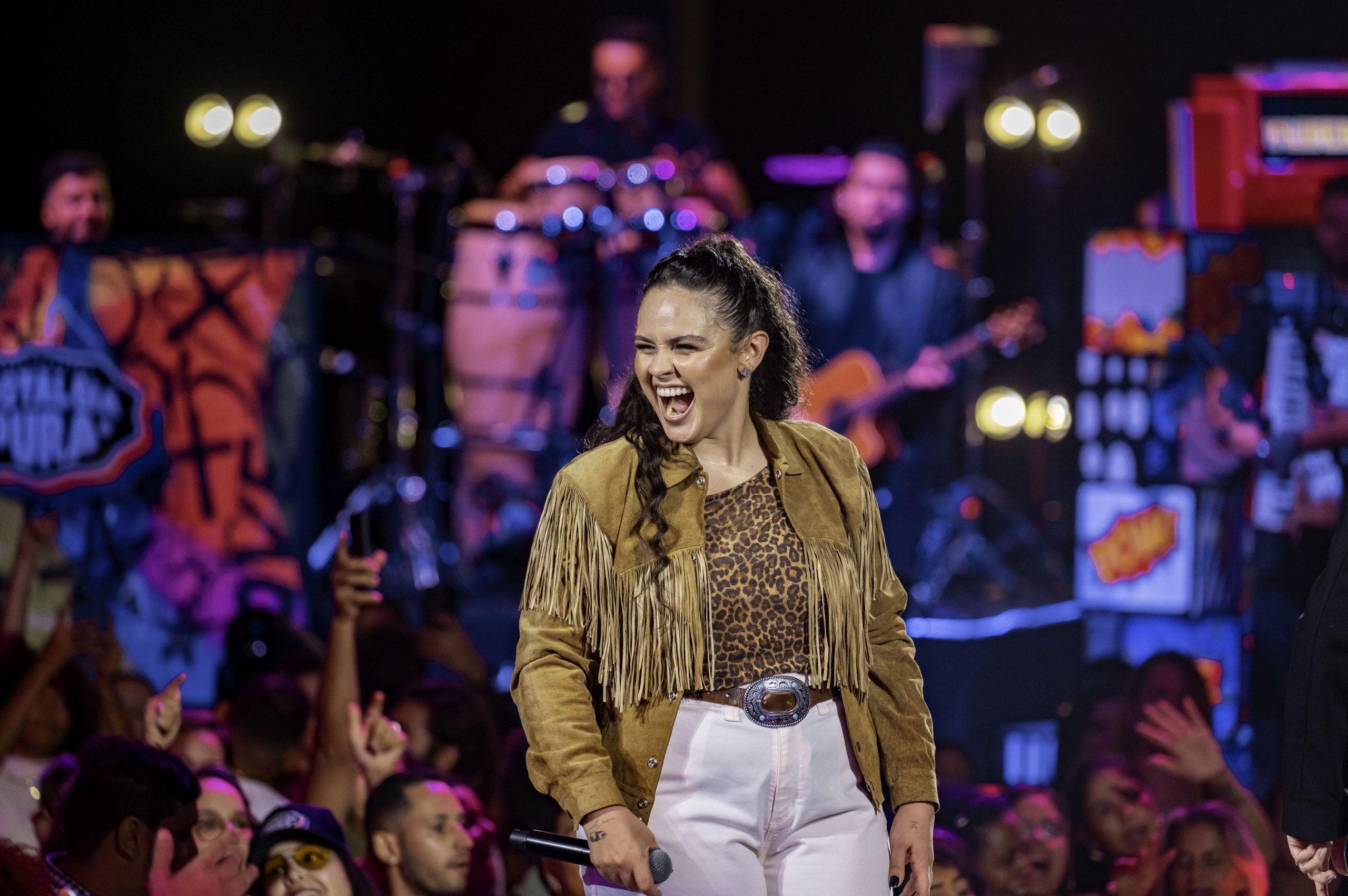 Luiza Martins recebe convidados e comanda ensaio de Carnaval no Tatu Bola Goiânia