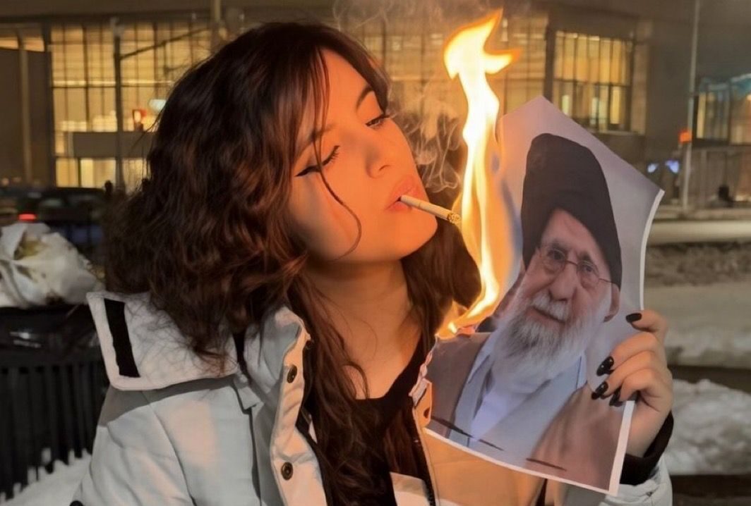 Mulheres iranianas removem hijabis em ato público de desafio ao regime do Irã