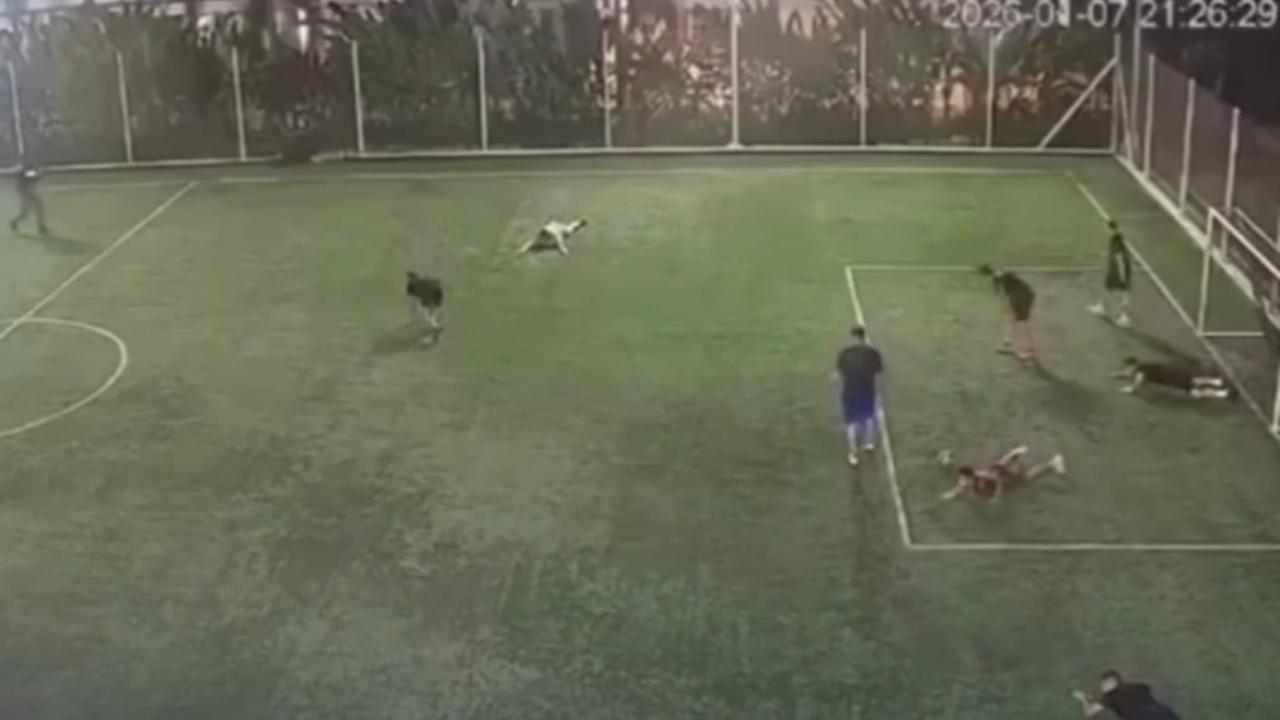 Vídeo: Ataque a quadra de futebol mata três durante partida em condomínio