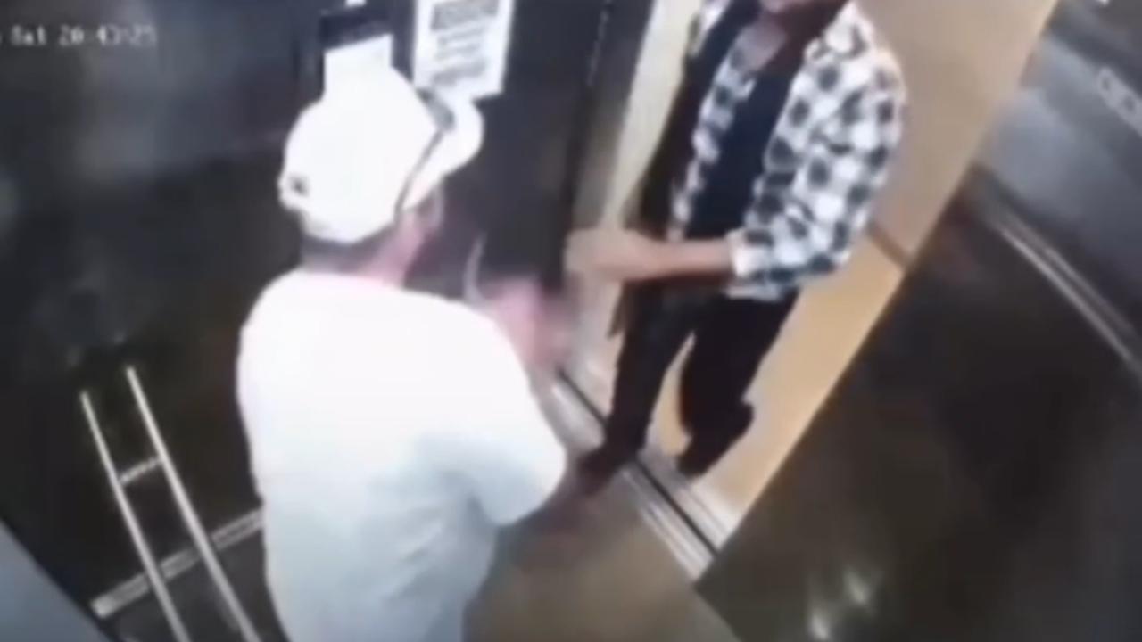 Vídeo: Homem é esfaqueado por vizinho dentro de elevador de condomínio