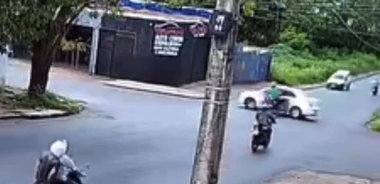 Acidente entre carro e moto em Goiânia é atribuído a mato alto que obstrui visibilidade