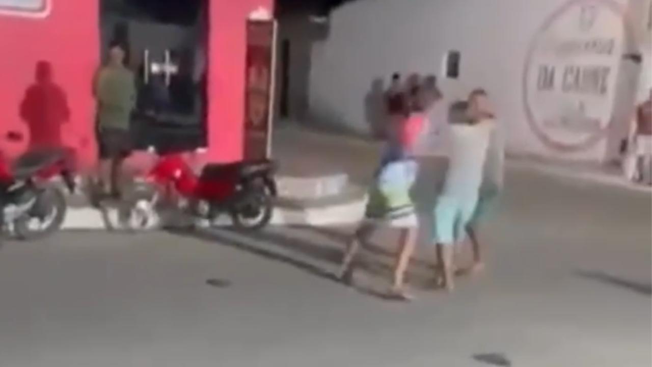 Vídeo: Briga em bar termina com intervenção surpresa da polícia