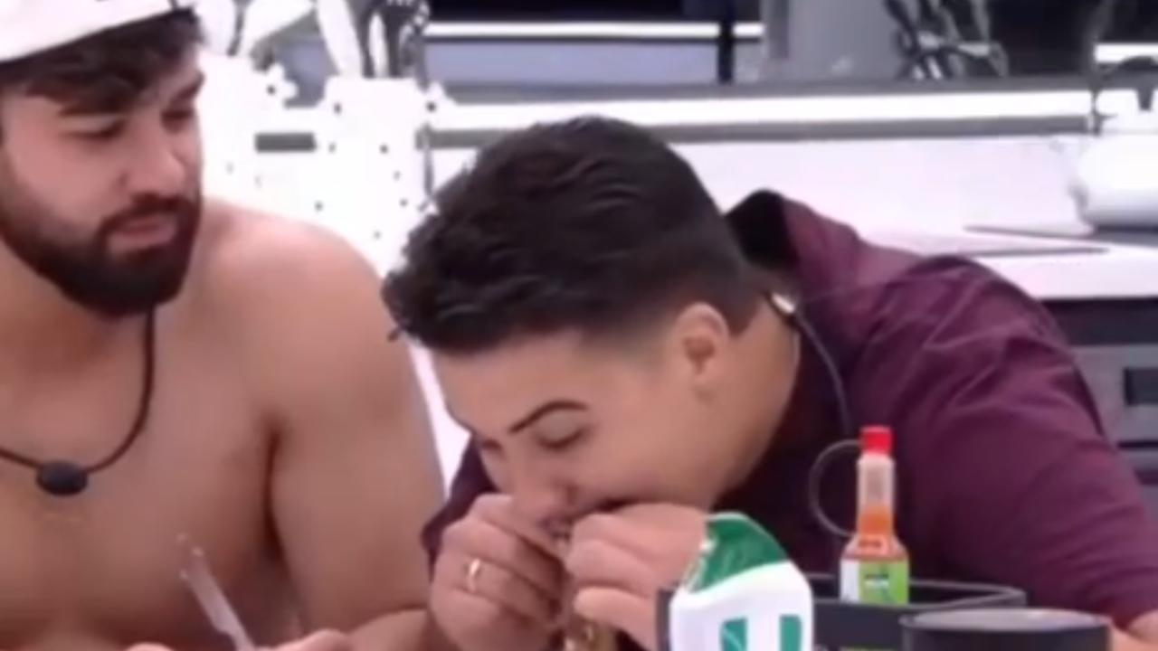 Vídeo: Pedro pega carne de Paulo no prato e gera desconforto no BBB