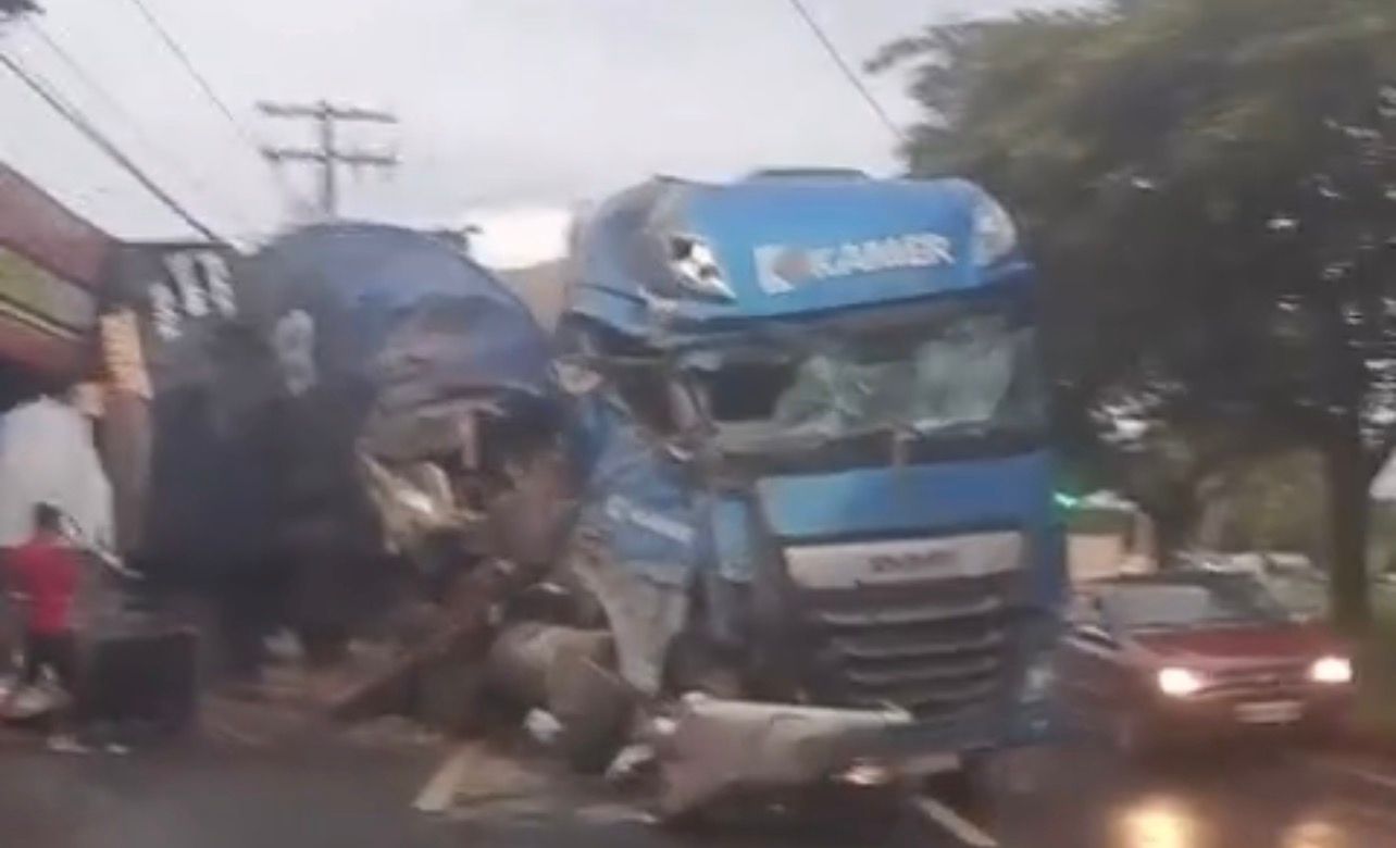 Acidente na Avenida Vera Cruz, no Jardim Guanabara, interrompe trânsito em Goiânia