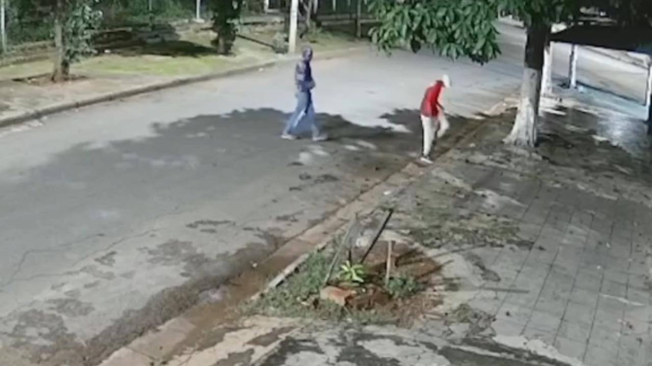 Vídeo: Jovem é executado com tiros pelas costas em rua de Goiânia