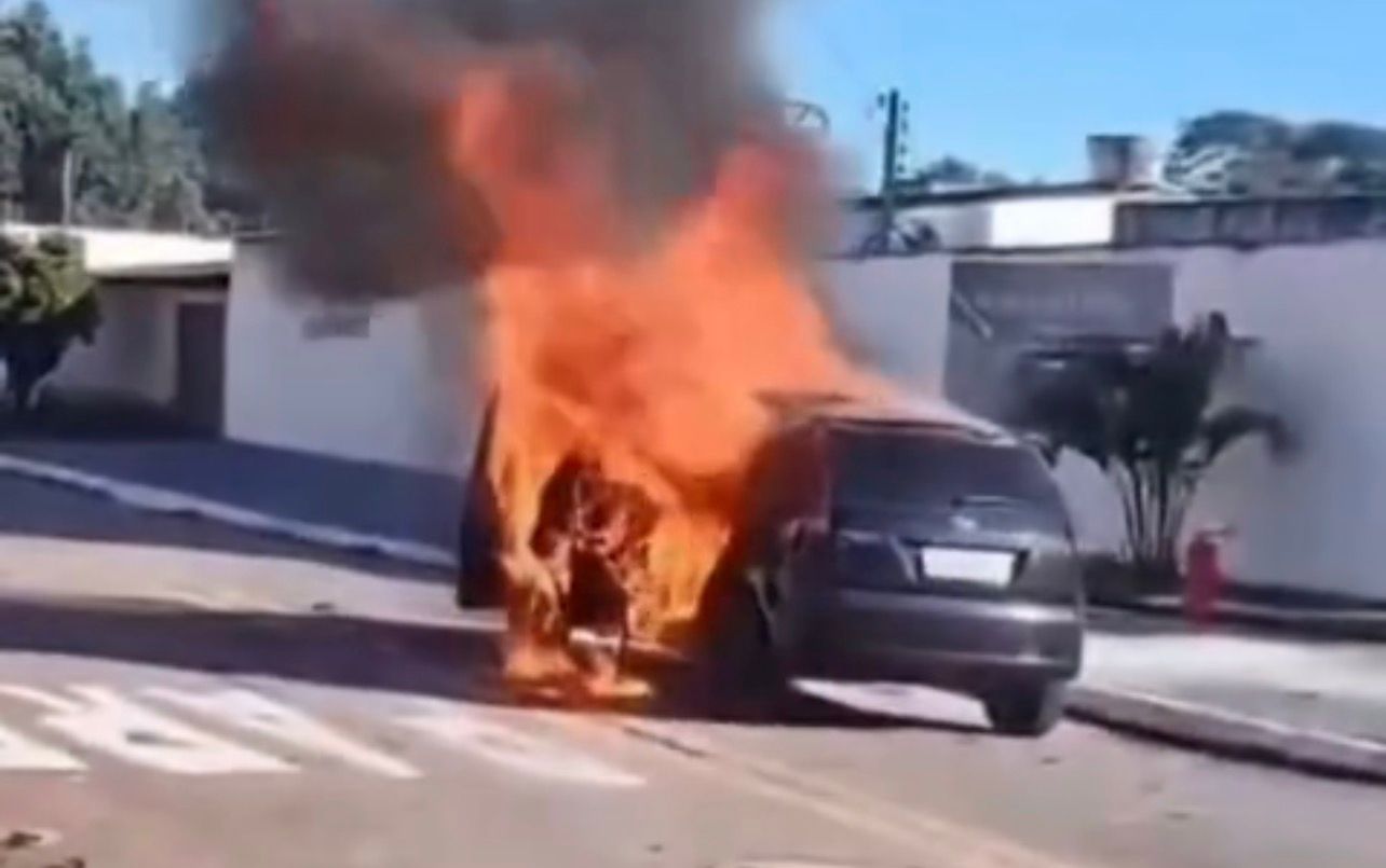 Carro pega fogo e é destruído por chamas no Jardim Mariliza em Goiânia