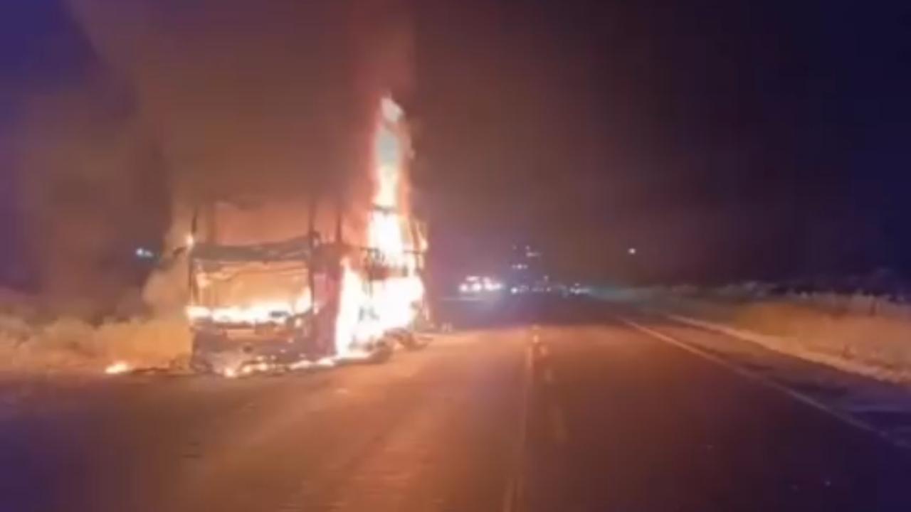 Ônibus pega fogo na BR-153 e interdita estrada no Norte de Goiás