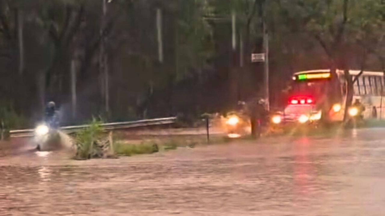 Alagamento interdita vias e gera alerta na Baixada do Conjunto Vera Cruz 2