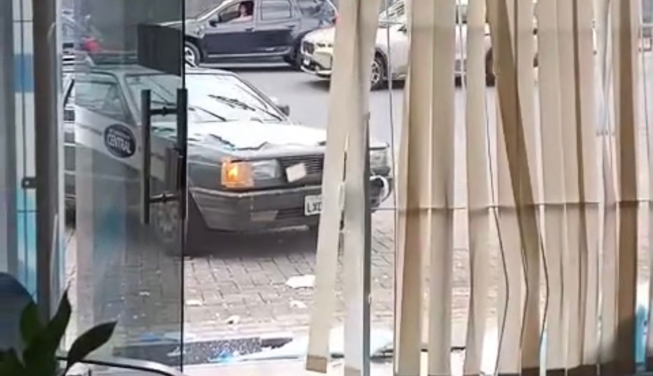 Motorista destrói fachada de loja com carro em Blumenau e põe vida de clientes e funcionários em risco
