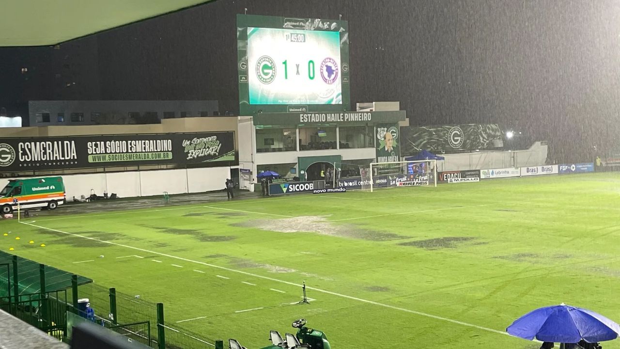 Chuva interrompe jogo entre Goiás e Centro-Oeste na Serrinha pelo Goianão 2026