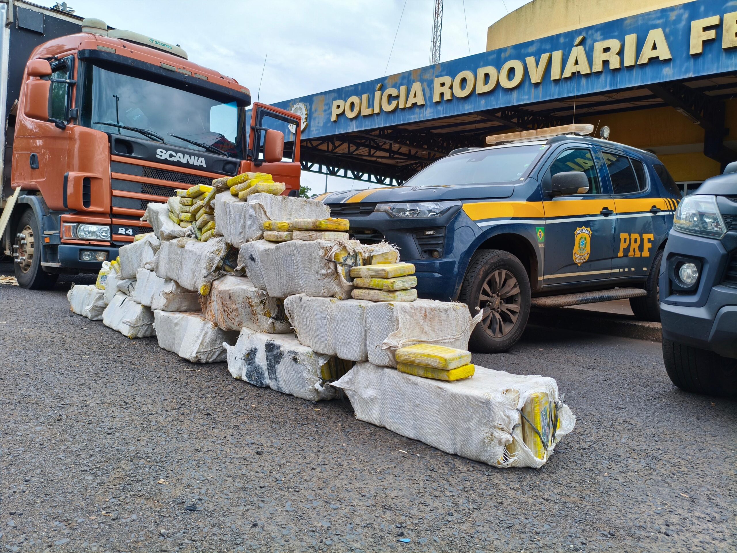 PRF apreende meia tonelada de maconha em Itumbiara
