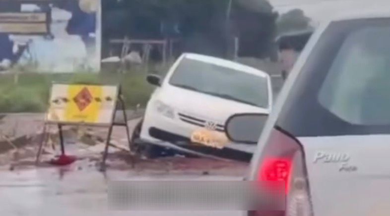 Carro cai em buraco aberto por chuva na Avenida 17 de Março e via é interditada em Goiânia