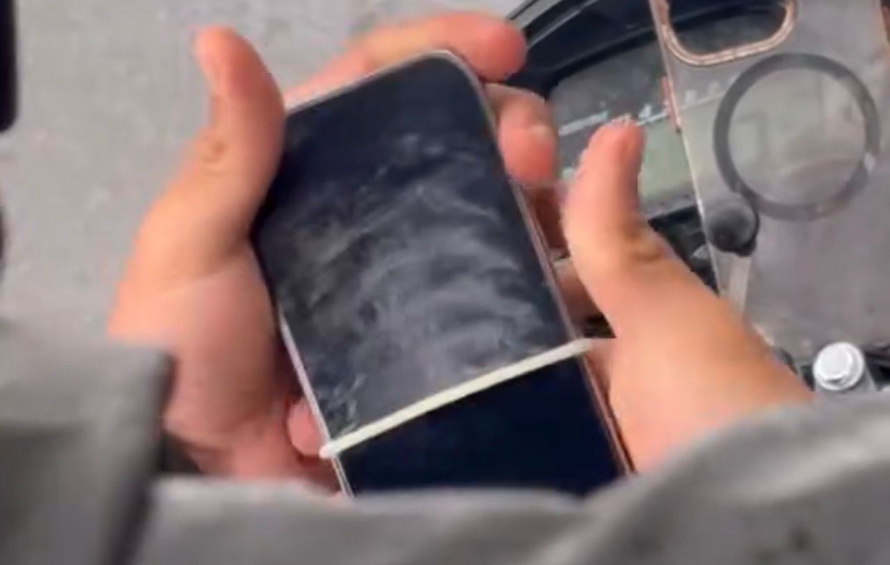 Motorista de aplicativo usa camisinha para proteger celular da chuva em Goiânia