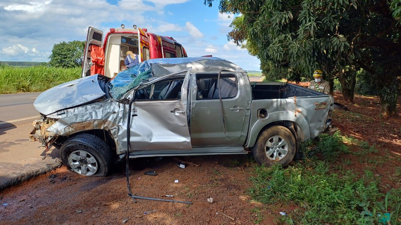Motorista morre e passageiro fica ferido após caminhonente capotar na BR-060
